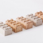 Bloques de Lego de madera representando construcción de viviendas con ISO containers
